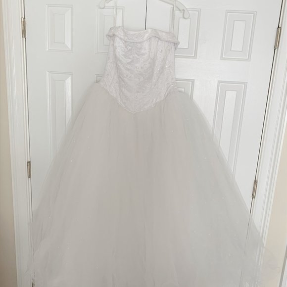 David's Bridal White Tulle Wedding Dress With Beaded Satin Bodice Size 16 - Picture 3 of 12